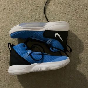 Never been worn, size 8, Nike Zm Rize basketball shoes
